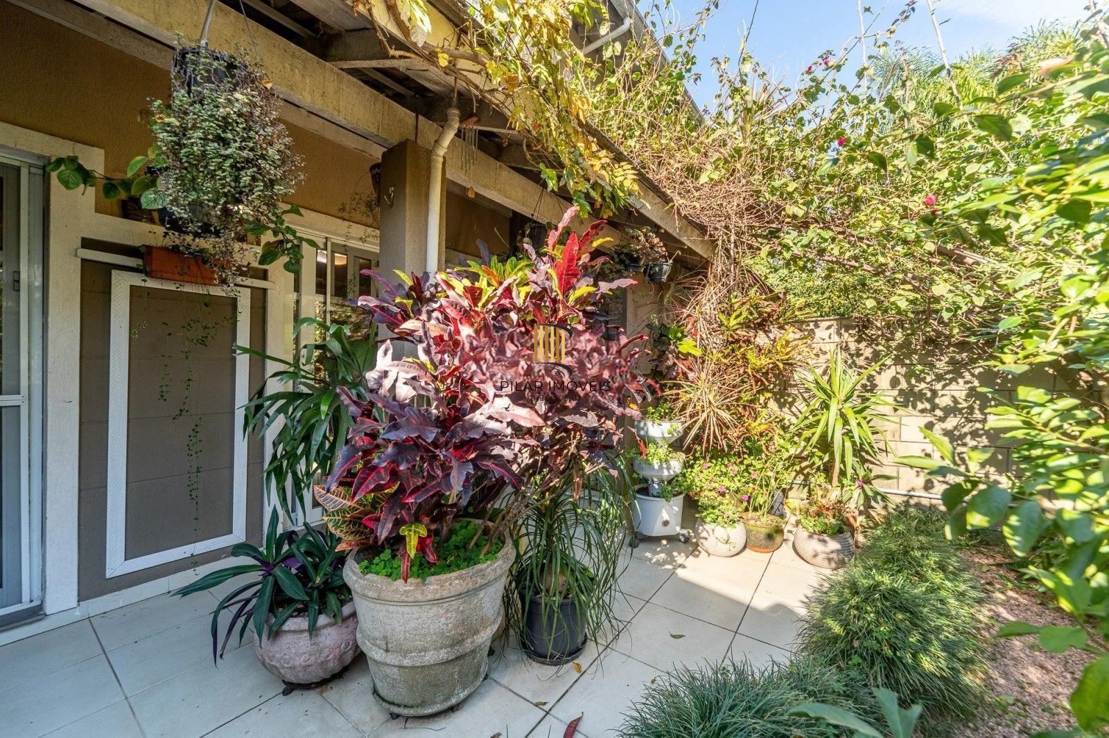 Belíssima casa em condomínio com 218,3m² com 4 dorm., 2 suítes e 2 vagas. Situada no charmoso Residencial Terra Mater.