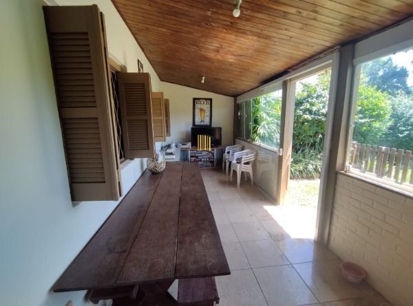 Casa em Porto Alegre, no bairro Vila Nova, com 2 dormitório(s), e 2 banheiros, à