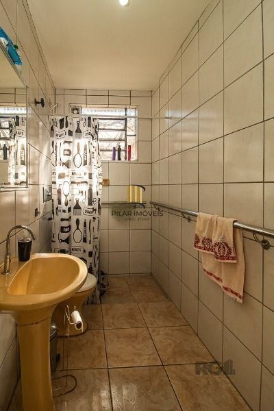 Casa em Porto Alegre, no bairro Vila Nova, com 6 dormitório(s), e 6 banheiros, à