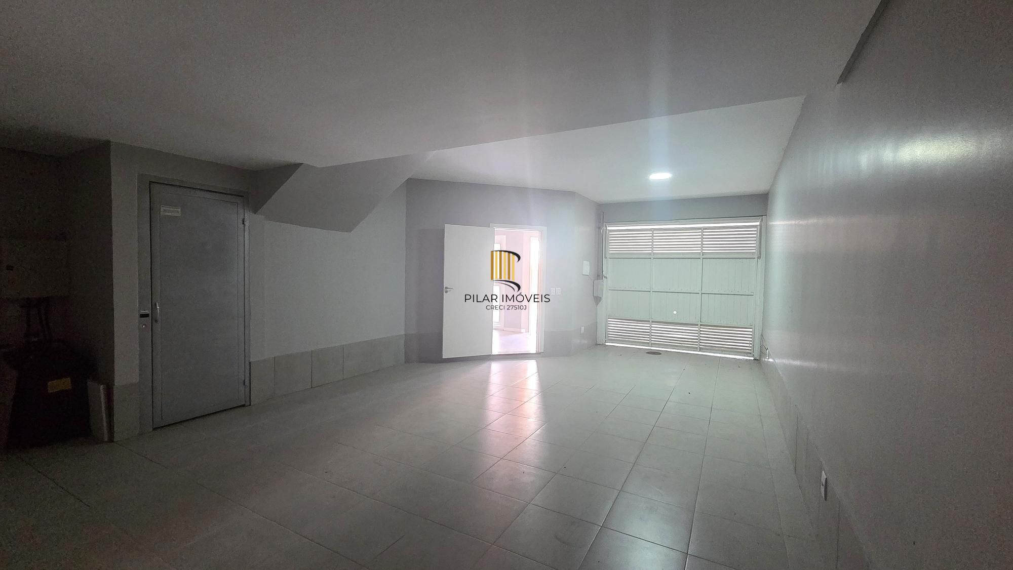 Excelente casa em condomínio fechado, com 252 m² de área privativa, com 4 dormitórios, 1 suíte e 2 vagas de garagem.