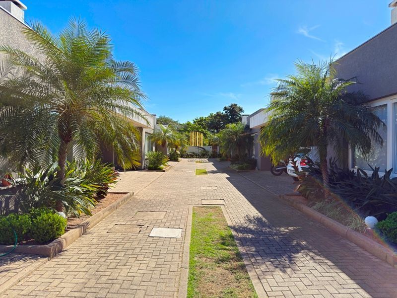 Casa térrea em condomínio fechado com 3 suítes.