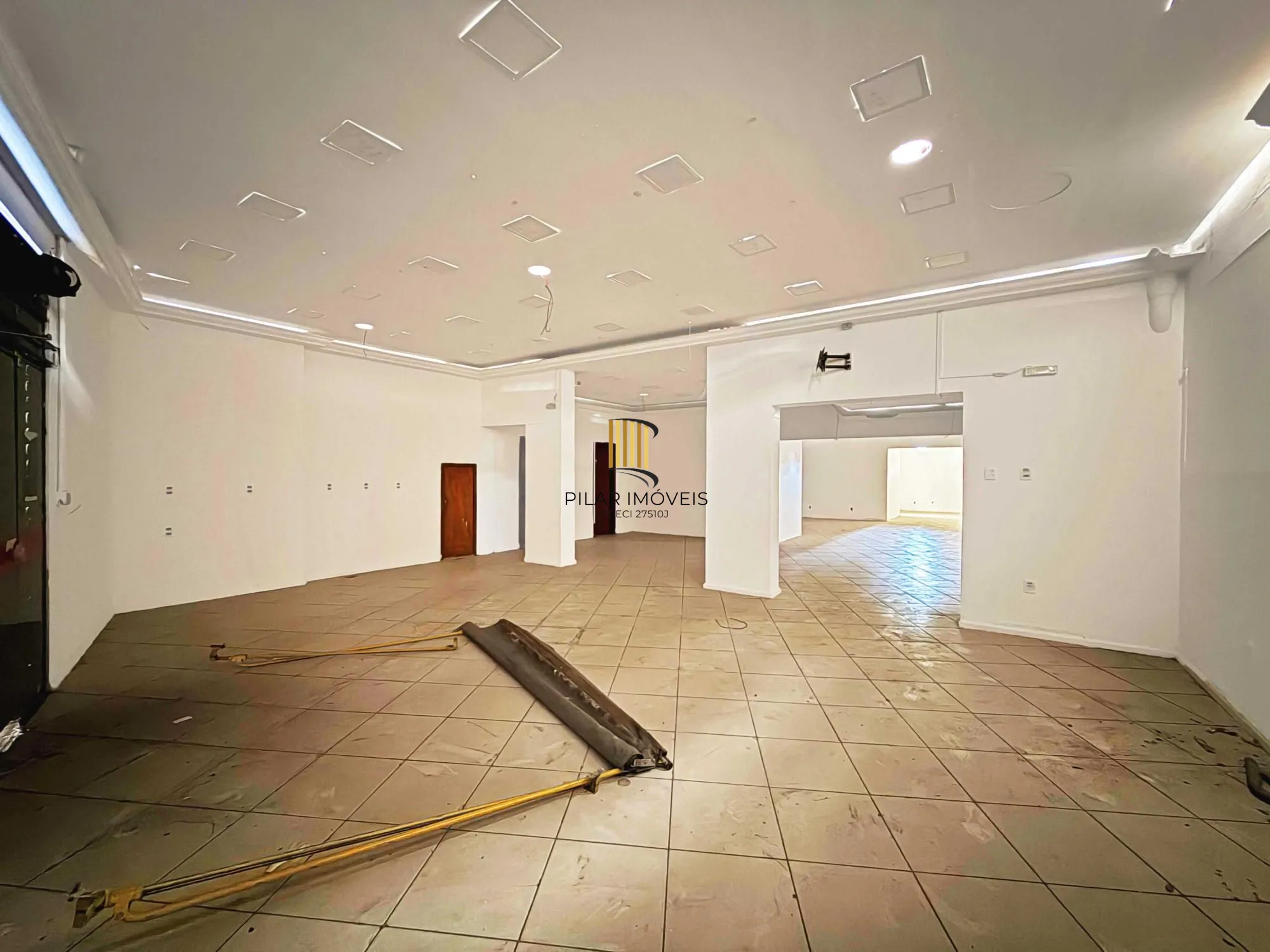 Ótimo prédio comercial no coração da Tristeza.