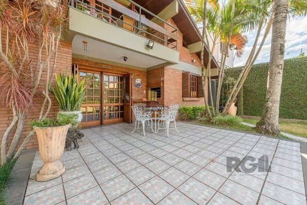 Casa em Porto Alegre, no bairro Ipanema, com 3 dormitório(s), e 3 banheiros, à v