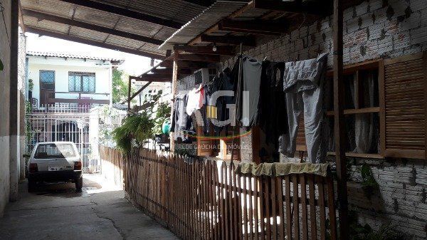 Casa para Venda - 500m², 3 dormitórios, 6 vagas - Tristeza