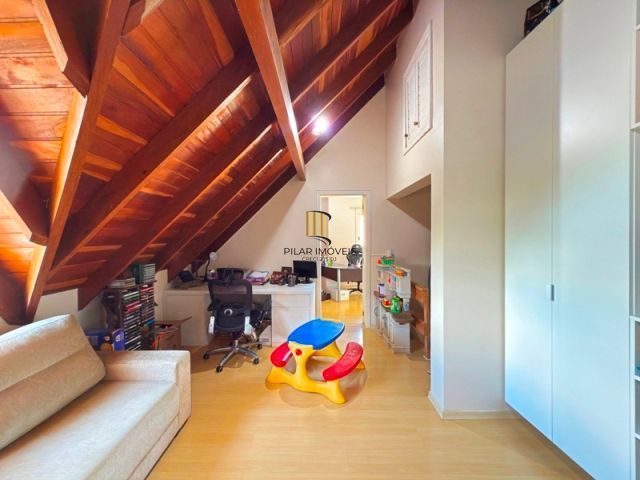 Casa em Condominio fechado com 4 dormitórios e 1 suíte.