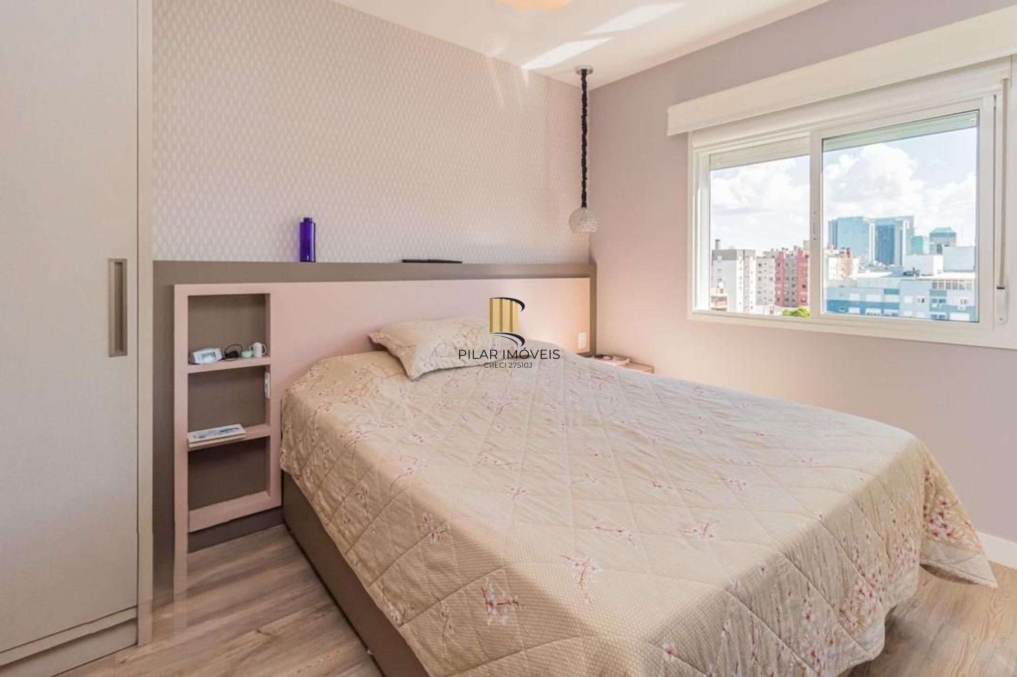 Apartamento semi mobiliado, 2 dormitórios, 1 suíte e 1 vaga de garagem coberta no bairro Menino Deus em Porto Alegre.