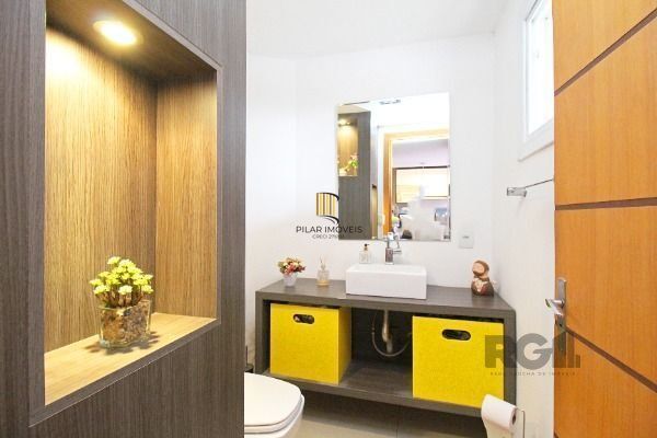 Casa em Porto Alegre, no bairro Tristeza, com 3 dormitório(s), e 3 banheiros, à 