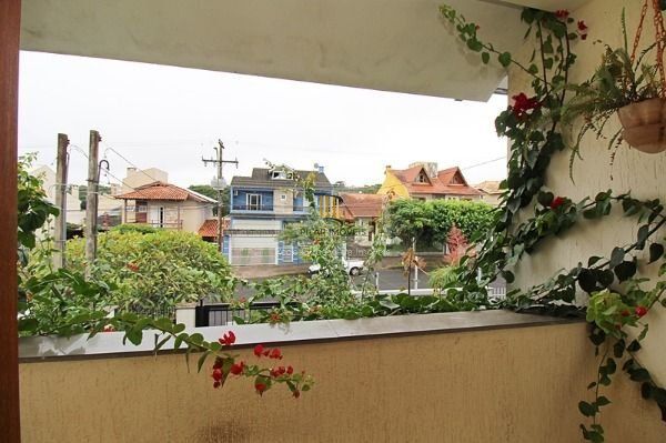 Casa em Porto Alegre, no bairro Espírito Santo, com 3 dormitório(s), à venda.