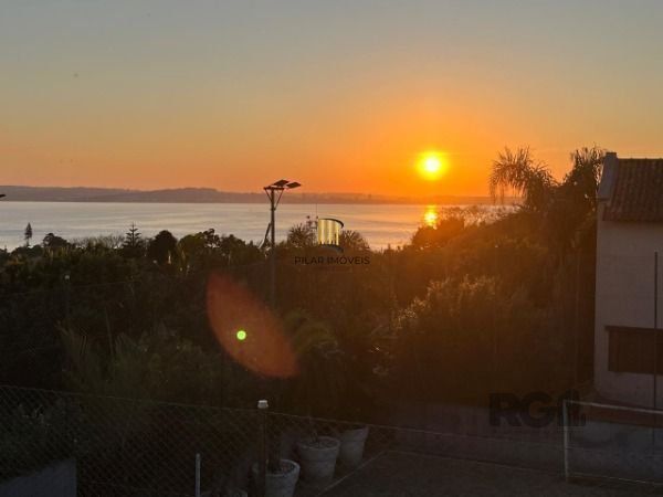 Casa em Porto Alegre, no bairro Vila Assunção, com 3 dormitório(s), à venda.