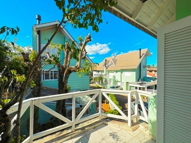 Casa em Condominio fechado com 4 dormitórios e 1 suíte.