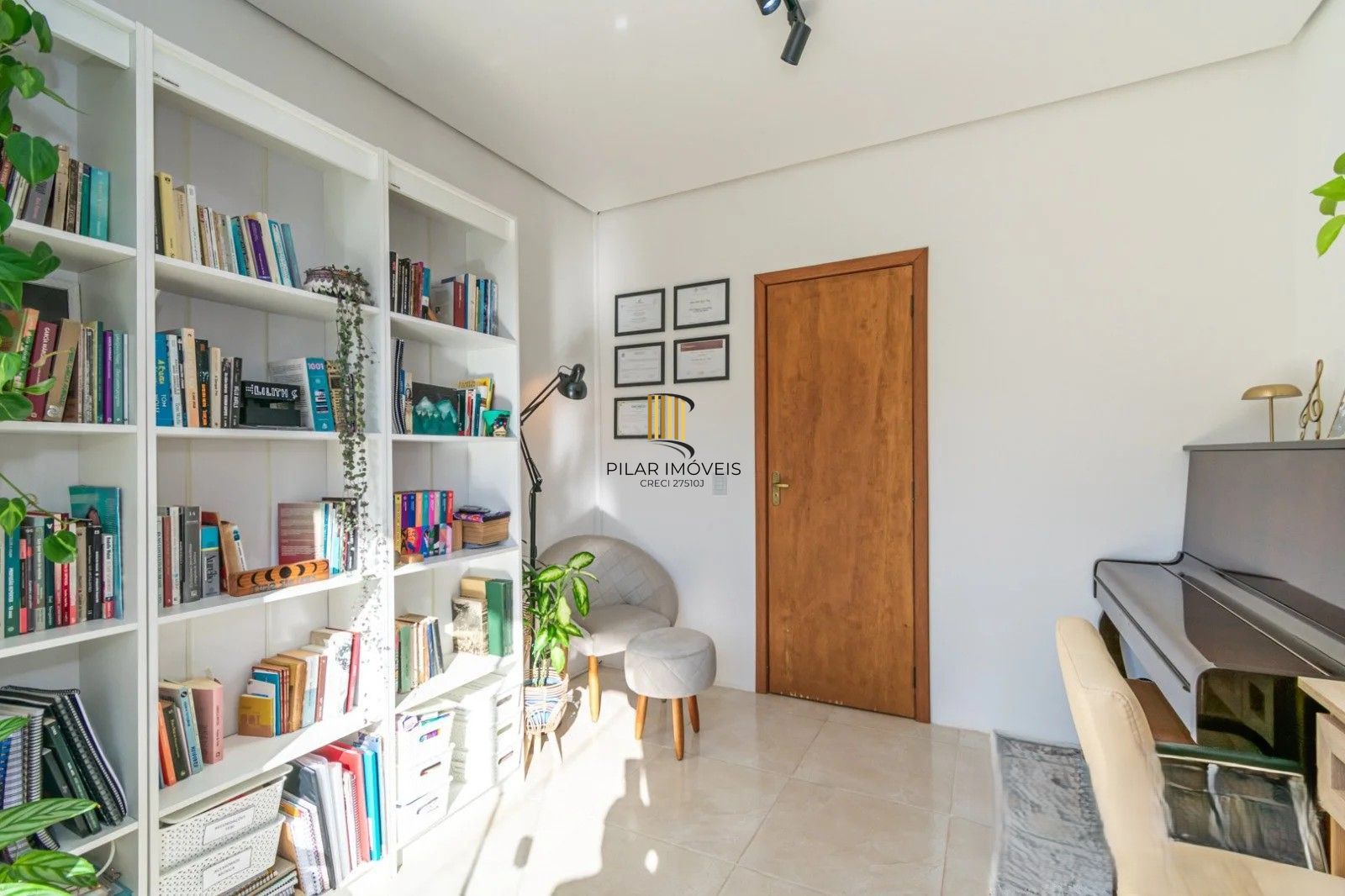 Excelente sobrado, semimobiliado,  com 77m², 2 dormitórios e 1 vaga de garagem. À venda no Hípica Boulevard – Zona Sul.