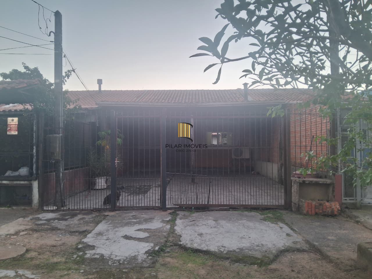 Casa com 2 dormitórios com pátio e edícula.
