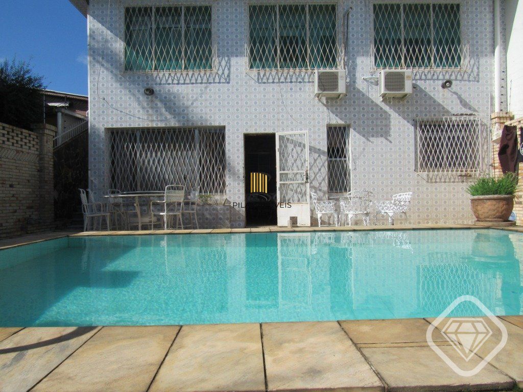 Ótima residência com 4 dormitórios, lareira e piscina no coração do bairro Tristeza.