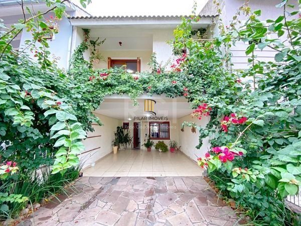 Casa em Porto Alegre, no bairro Espírito Santo, com 3 dormitório(s), à venda.