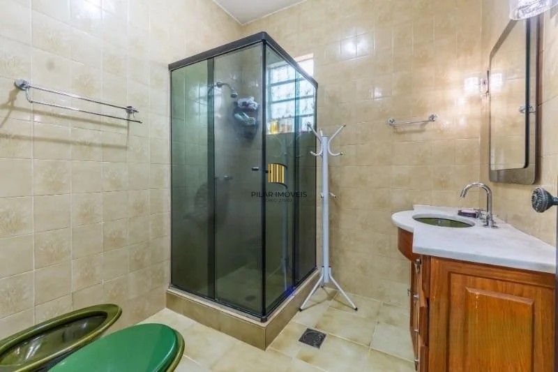 Belíssima casa de esquina, em estilo colonial com 277m2 de área privativa, terreno com 1014m2, 4 dormitórios e 3 suítes.