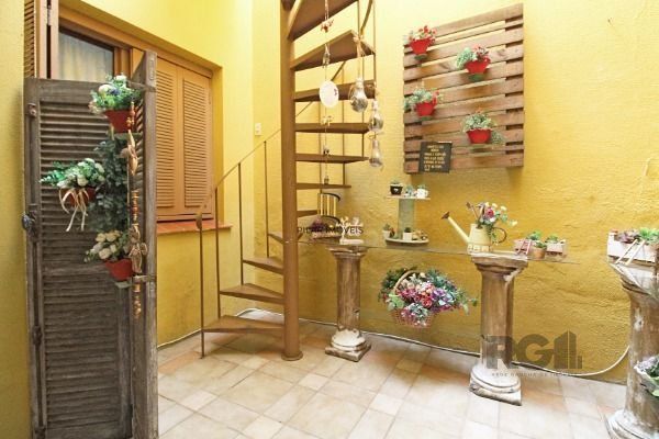 Casa em Porto Alegre, no bairro Floresta, com 3 dormitório(s), e 3 banheiros, à