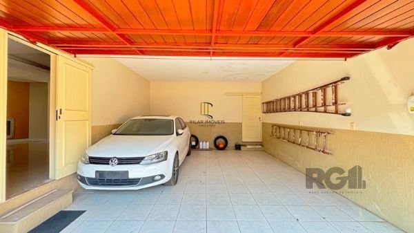 Casa em Porto Alegre, no bairro Nonoai, com 4 dormitório(s), à venda.