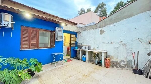 Casa em Porto Alegre, no bairro Hípica, com 2 dormitório(s), e 2 banheiros, à ve