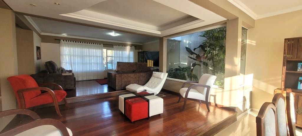 Excelente Casa de Esquina no Residencial Bahamas – Ipanema, com 351m² privativos, 4 dormitórios e duas vagas de garagem.