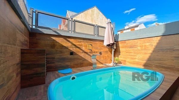 Casa em Porto Alegre, no bairro Guarujá, com 3 dormitório(s), e 3 banheiros, à v