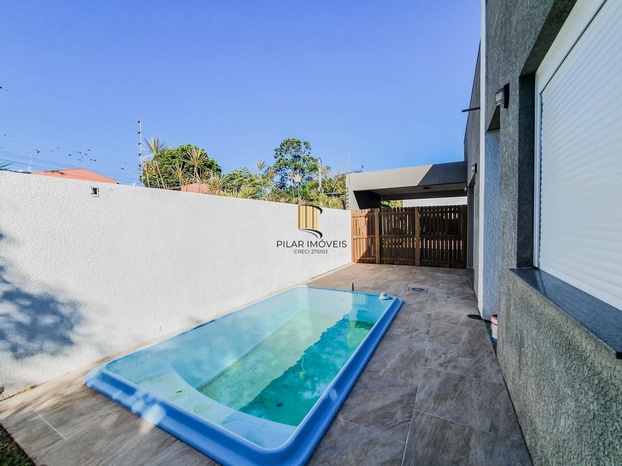 Linda casa Térrea em Condomínio, 3 suítes, 3 vagas cobertas, pátio com Piscina!