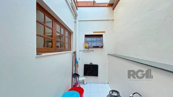 Casa em Porto Alegre, no bairro Nonoai, com 4 dormitório(s), à venda.