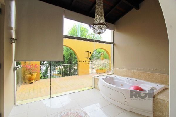 Casa em Porto Alegre, no bairro Pedra Redonda, com 7 dormitório(s), e 7 banheiro