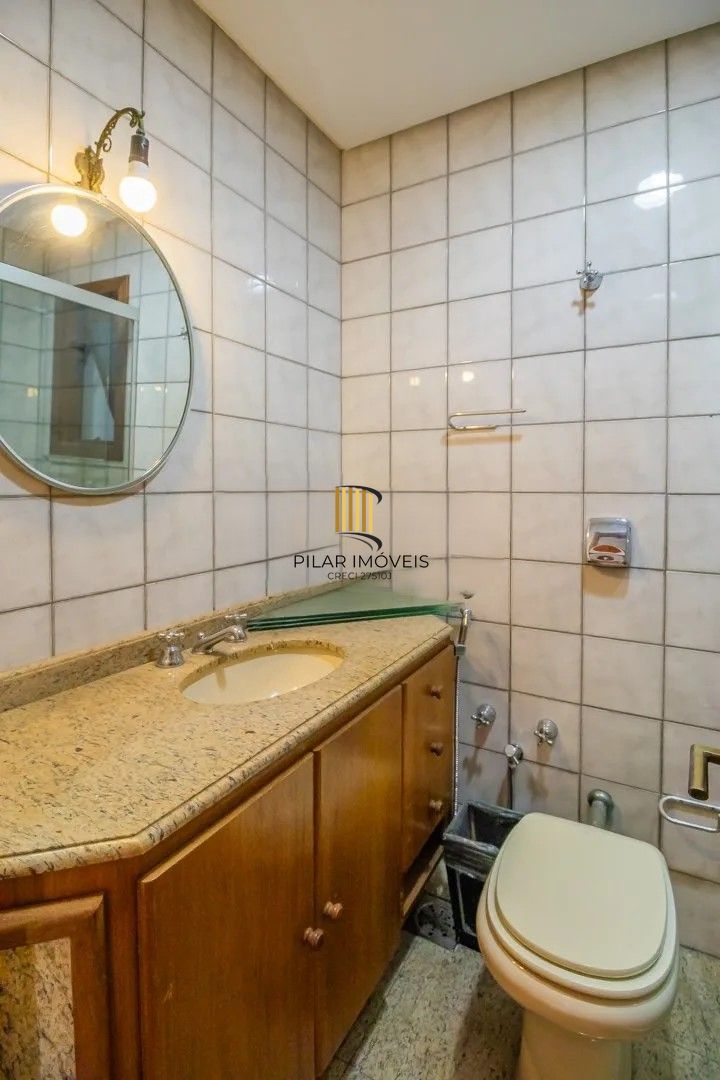 Belíssima cobertura duplex, com 262m2, com 3 dormitórios no coração do bairro Menino Deus.