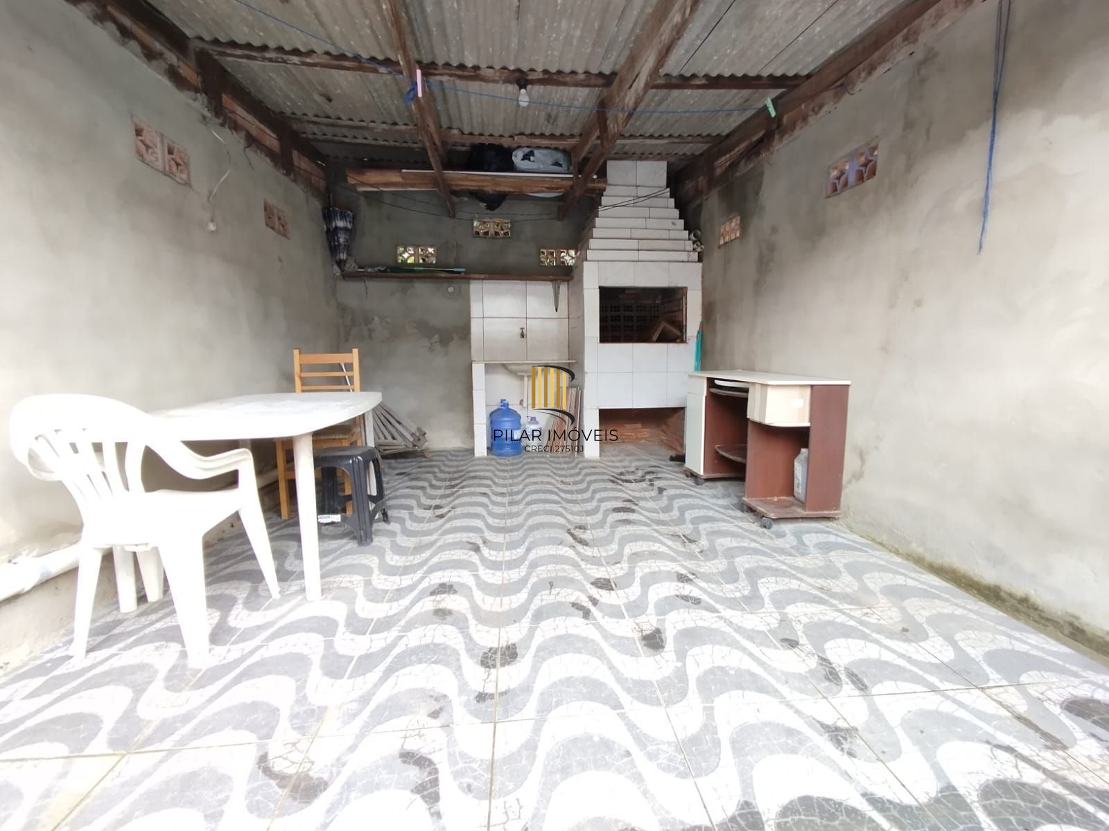 Casa 2 dorm, sala, cozinha, banheiro e área gourmet. Aceita carro no negócio. Nã