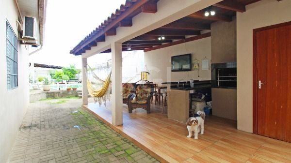 Casa bairro Medianeira, com 3 dormitórios, 2 banheiros, com piscina para venda.