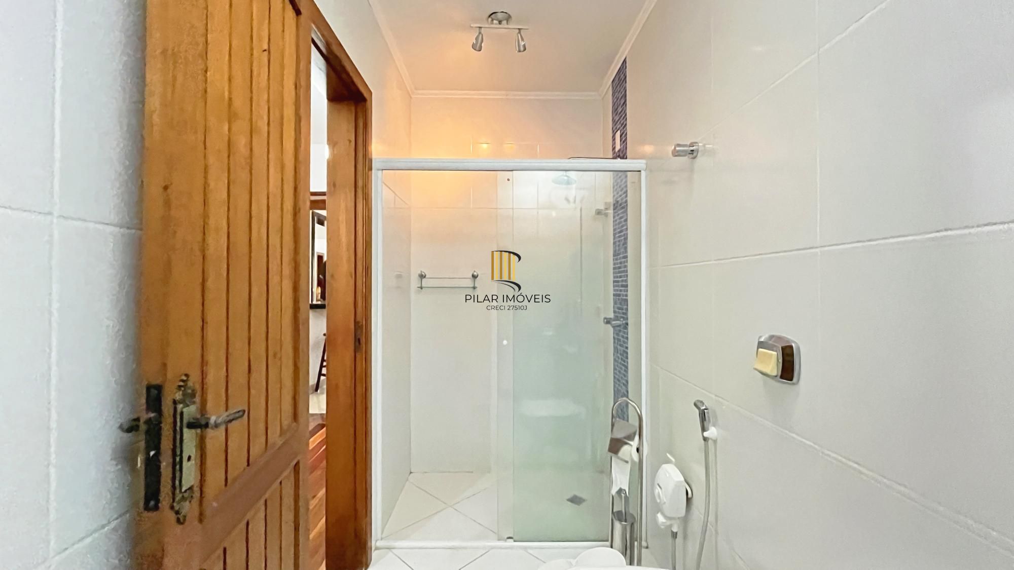 Casa 3D com 2 suítes e piscina.