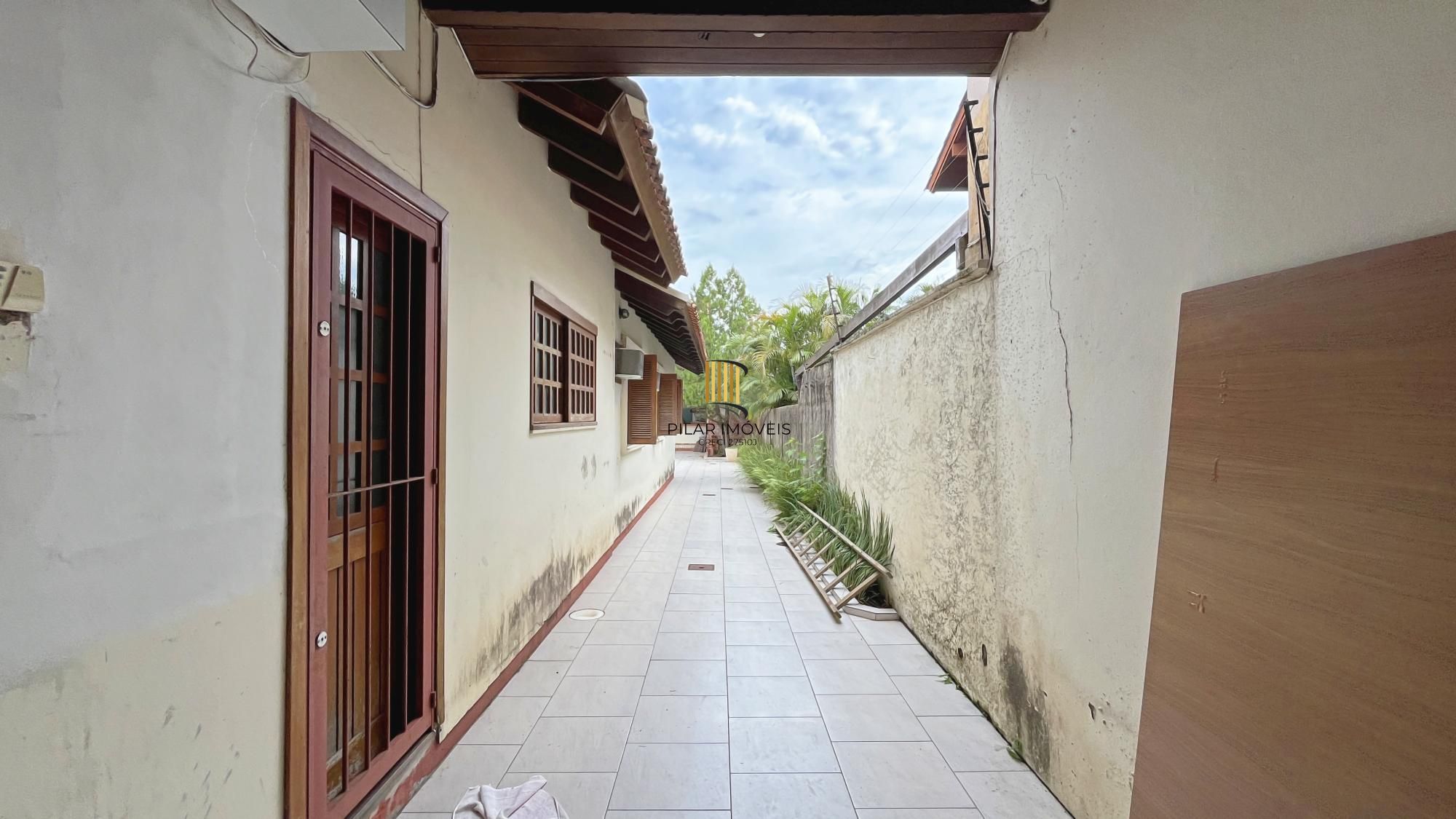 Casa 3D com 2 suítes e piscina.