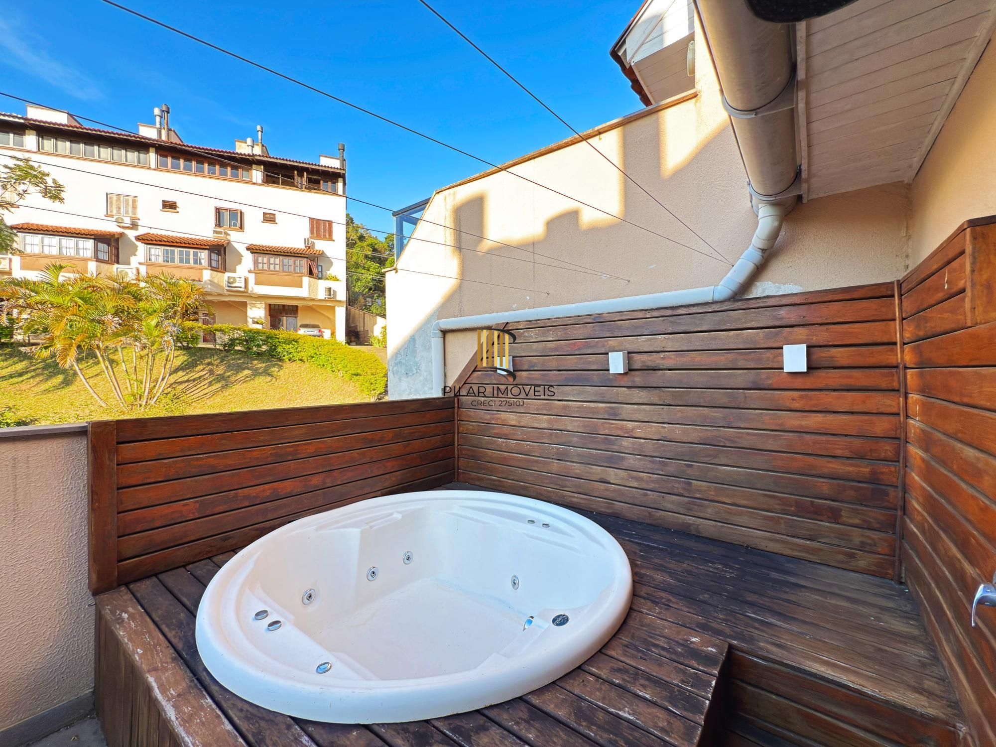 Casa de Condomínio 3 dormitórios no bairro Pedra Redonda