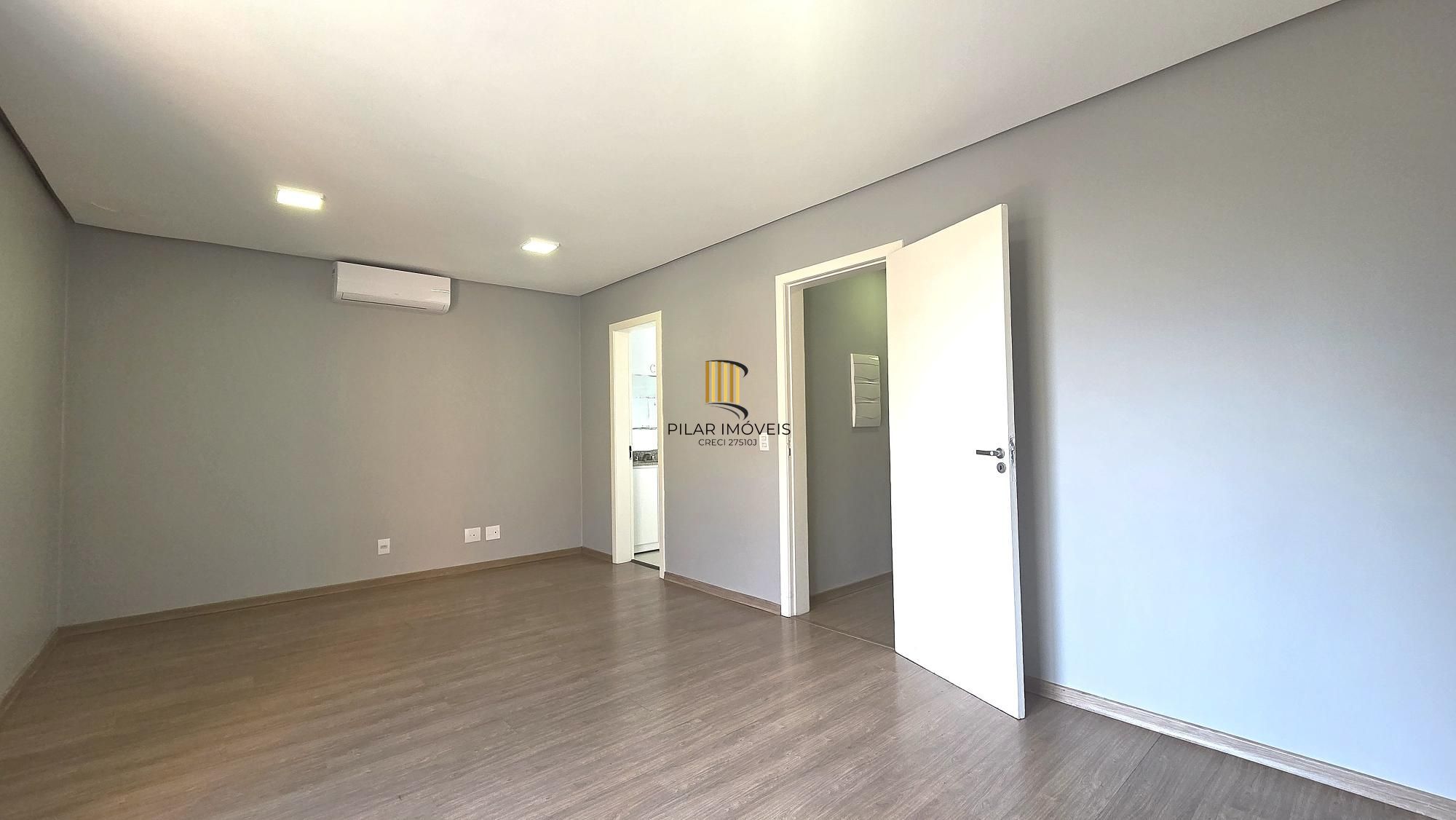 Excelente casa em condomínio fechado, com 252 m² de área privativa, com 4 dormitórios, 1 suíte e 2 vagas de garagem.