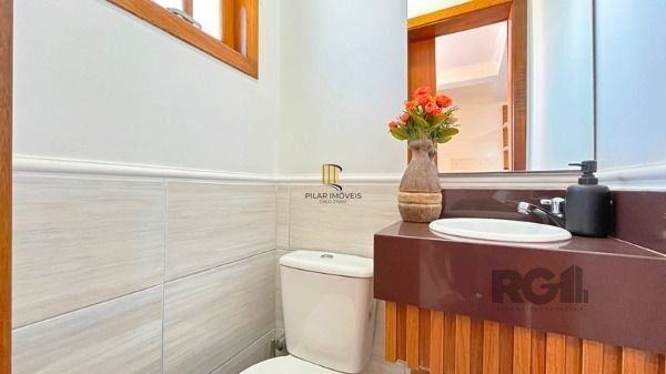 Casa em Porto Alegre, no bairro Guarujá, com 3 dormitório(s), e 3 banheiros, à v