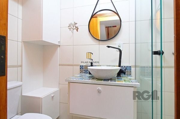 Casa Condominio em Porto Alegre, no bairro Guarujá, com 2 dormitório(s), e 2 ban