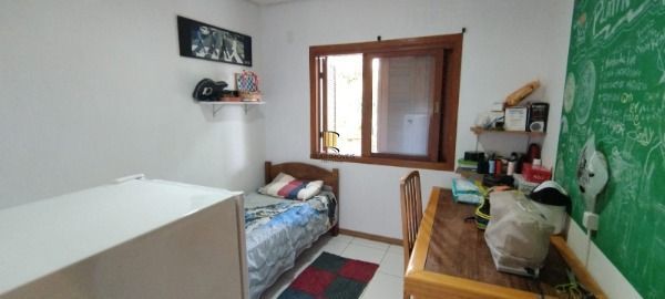 Casa em Porto Alegre, no bairro Nonoai, com 6 dormitório(s), e 6 banheiros, à ve