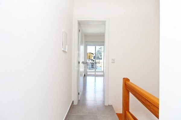 Casa em Porto Alegre, no bairro Hípica, com 2 dormitório(s), e 2 banheiros, à ve