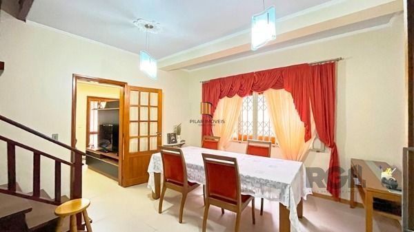Casa em Porto Alegre, no bairro Tristeza, com 3 dormitório(s), e 3 banheiros, à 