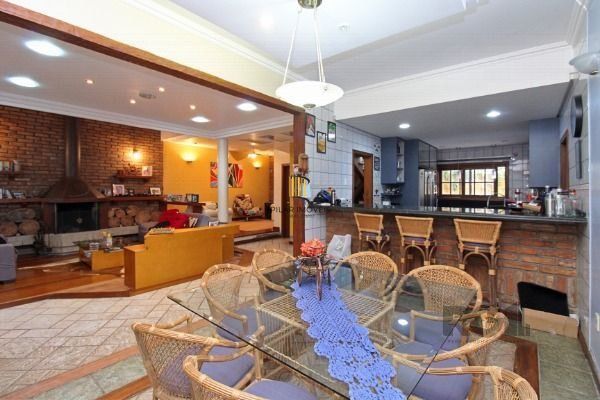 Casa em Porto Alegre, no bairro Guarujá, com 3 dormitório(s), e 3 banheiros, à v