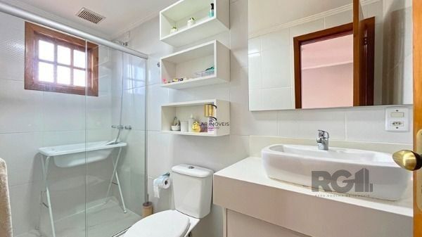 Casa em Porto Alegre, no bairro Guarujá, com 3 dormitório(s), e 3 banheiros, à v