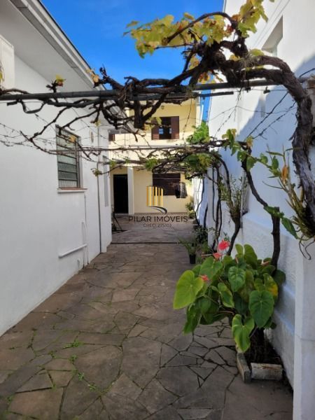 Casa em Porto Alegre, no bairro Cavalhada, com 6 dormitório(s), e 6 banheiros, à