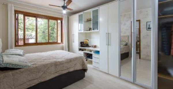 Casa em Porto Alegre, no bairro Ipanema, com 3 dormitório(s), e 3 banheiros, à v