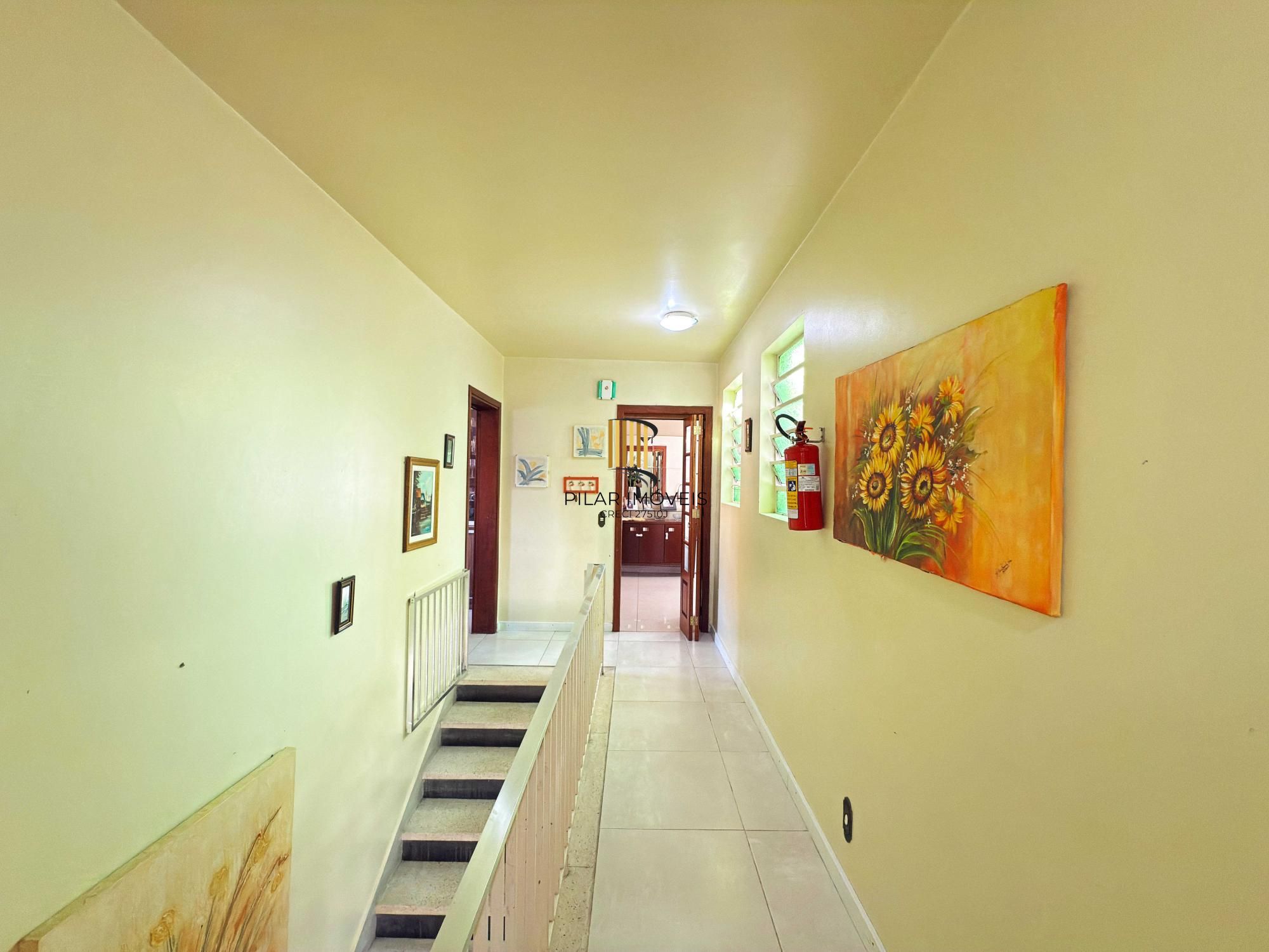 Ótima residência com 4 dormitórios, lareira e piscina no coração do bairro Tristeza.