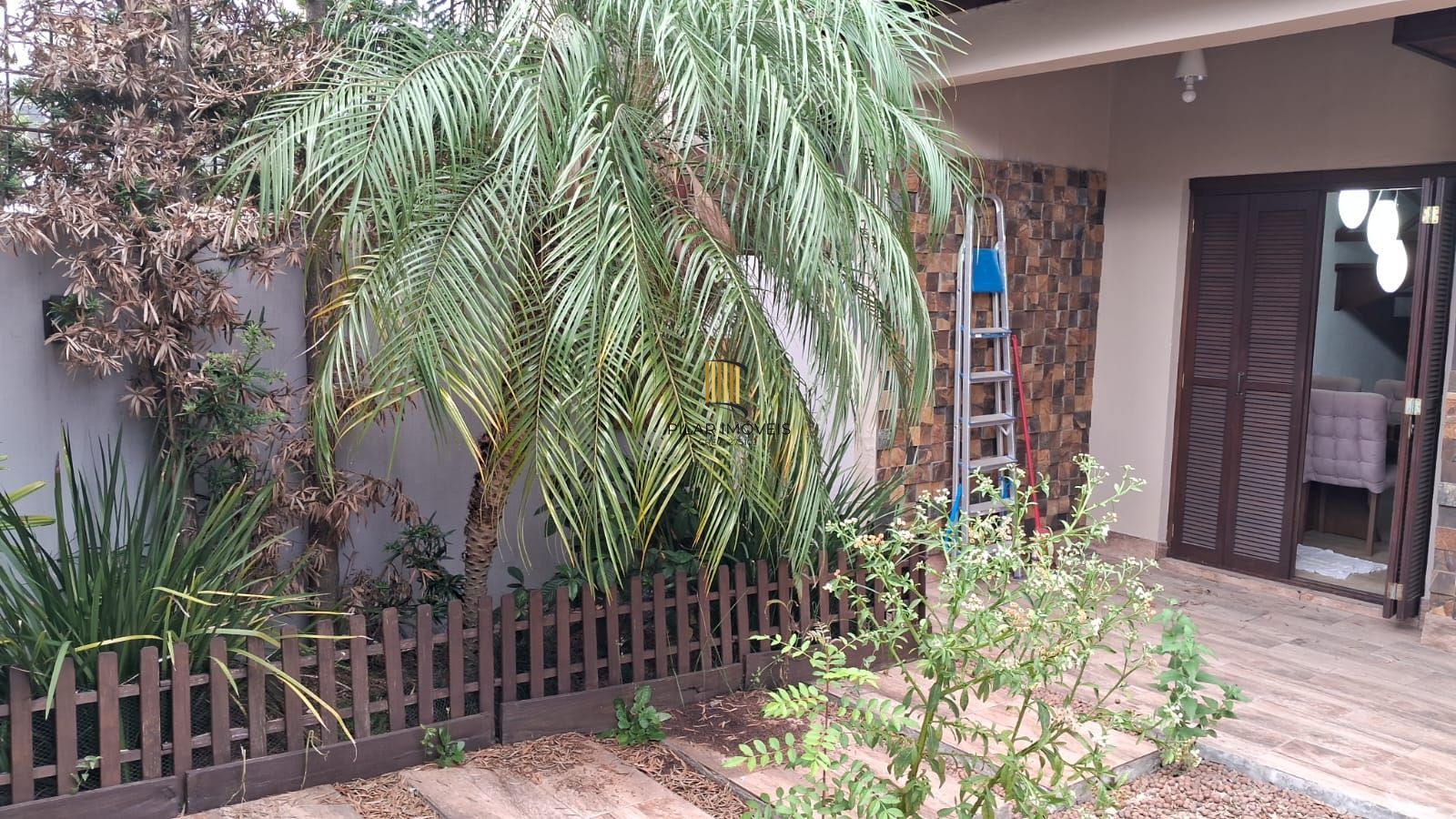 Excelente Residência com 3 dormitórios sendo 2 deles suítes de casal.