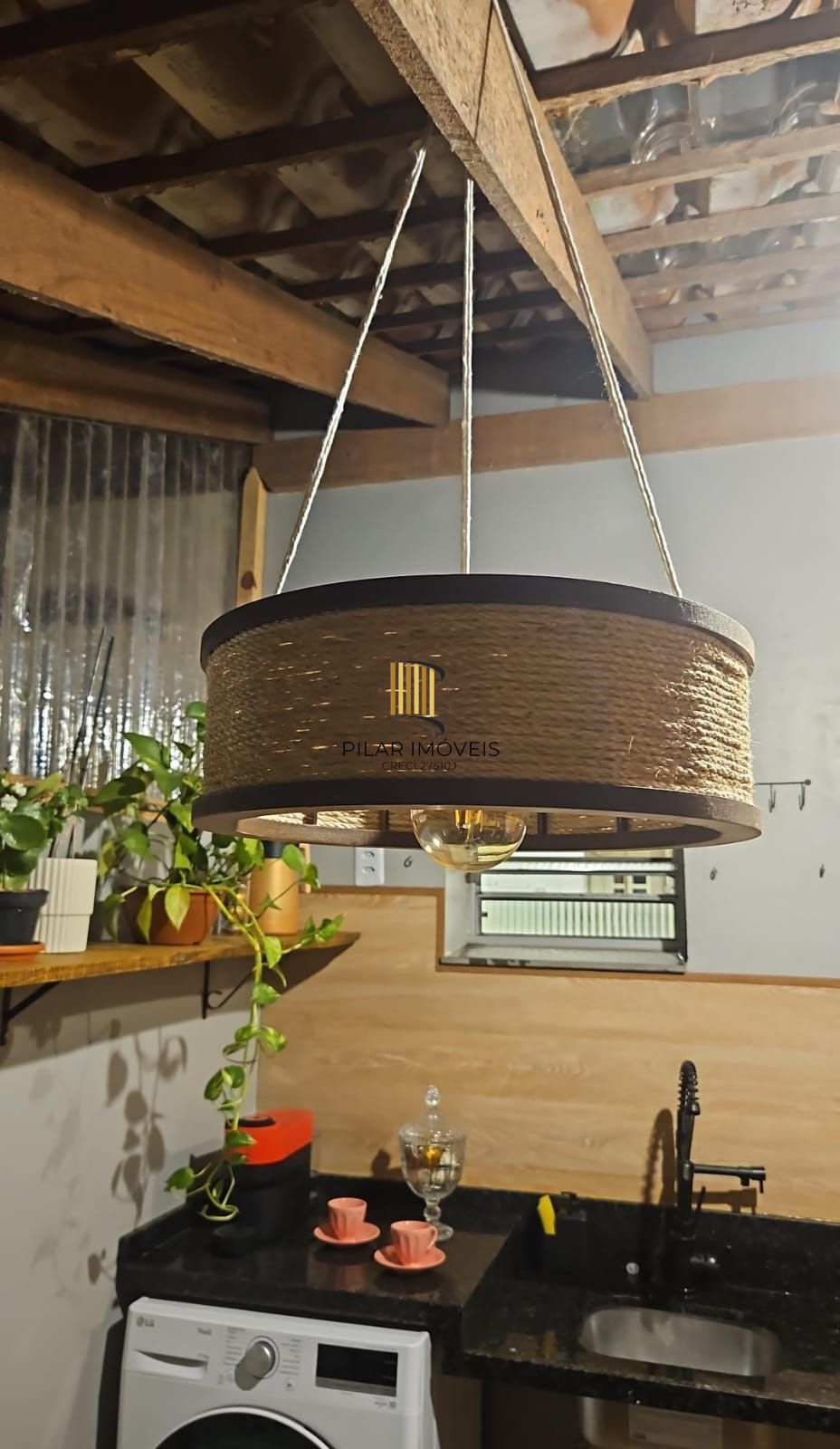 Ótima casa em condomínio, com 2 dormitórios.