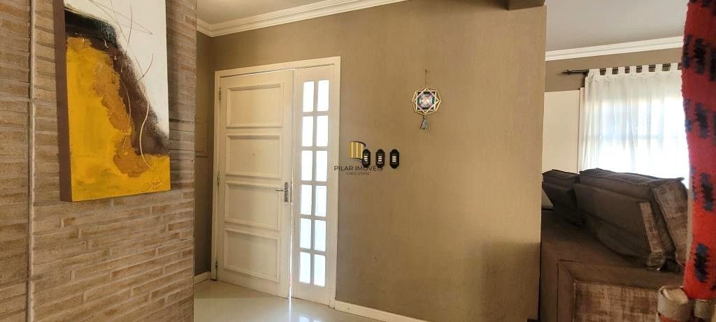 Excelente Casa de Esquina no Residencial Bahamas – Ipanema, com 351m² privativos, 4 dormitórios e duas vagas de garagem.