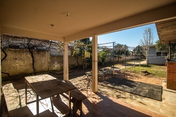Casa em Porto Alegre, no bairro Vila Nova, com 6 dormitório(s), e 6 banheiros, à