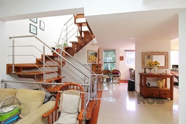 Casa em Porto Alegre, no bairro Tristeza, com 3 dormitório(s), e 3 banheiros, à 