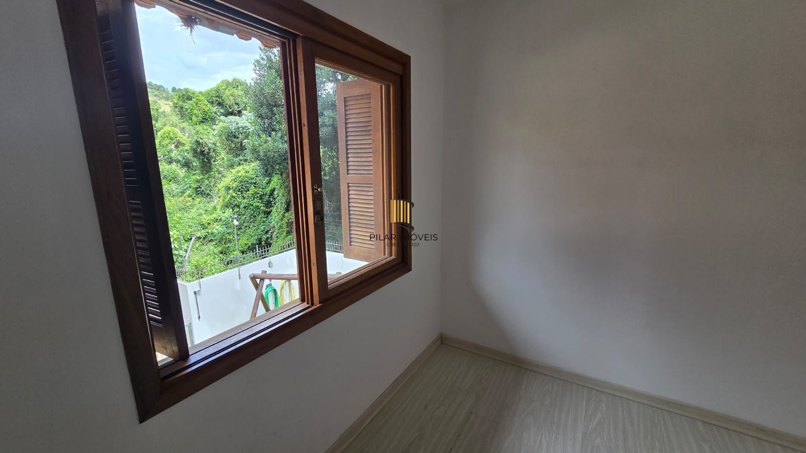 Casa em condomínio fechado com 3 dormitórios-1 suíte no Bairro Guarujá